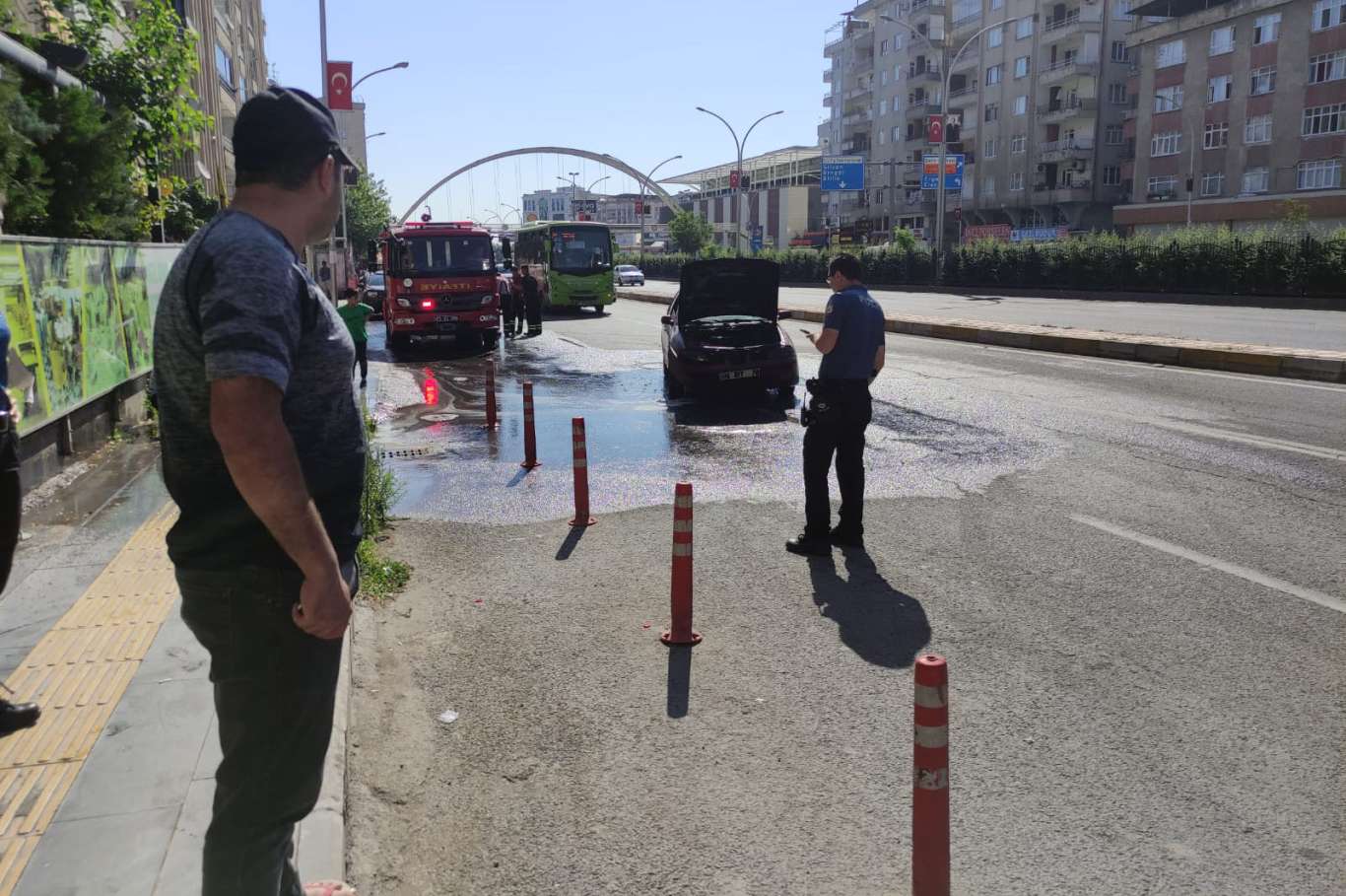 Seyir halindeki otomobil alev aldı